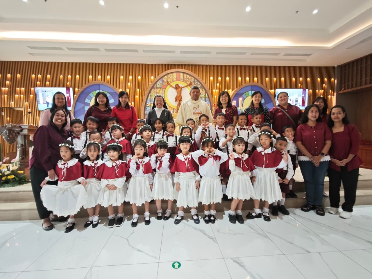 Penuh Suka Cita! Paduan suara TK Katolik Santa Clara Mengisi Misa Pesta Pemberkatan Gereja Basilik Lateran di Widya Mandala