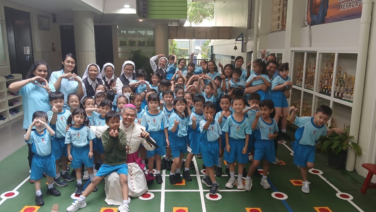 KEHADIRAN BAPA USKUP WARNAI PAGI DI TKK SANTA CLARA